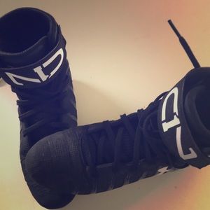 Under Armour Youth football cleats- size Y2